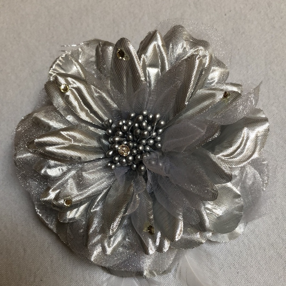 Silver flower broach/hair clip NWOT